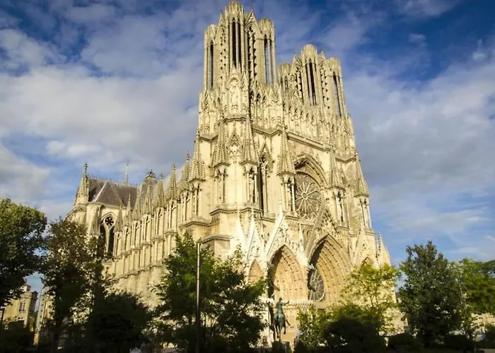 Comfortable, Cozy, Chill, Spacious, Near Cathedral Lägenhet *